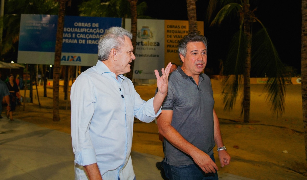 sarto e samuel caminham no calçadão da praia de iracema